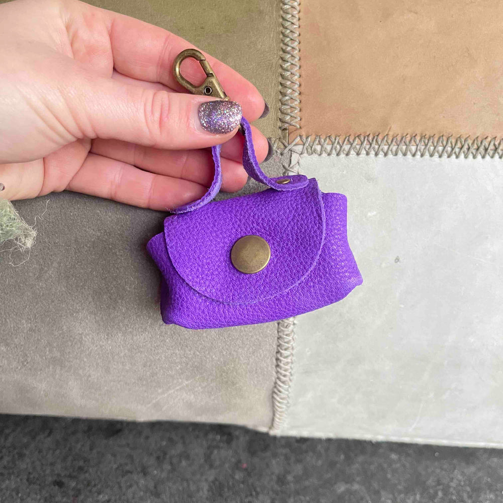 
                      
                        Uitlaattasje-mini-poeptasje-hondenlijn-tasje-meola-leather-dogs-leren-tasje-riem-hond-fel-paars
                      
                    