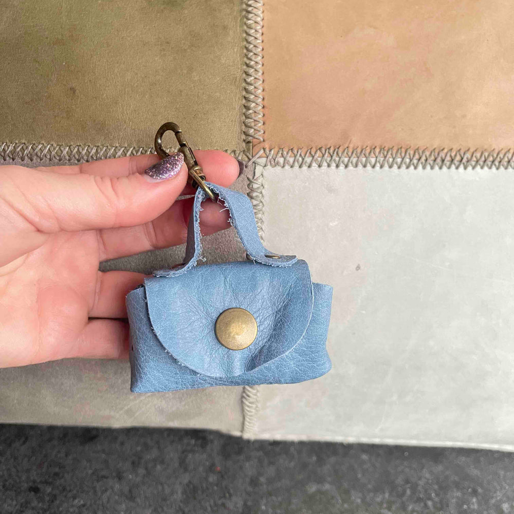 
                      
                        Uitlaattasje-mini-poeptasje-hondenlijn-tasje-meola-leather-dogs-leren-tasje-riem-hond-grijs-blauw
                      
                    