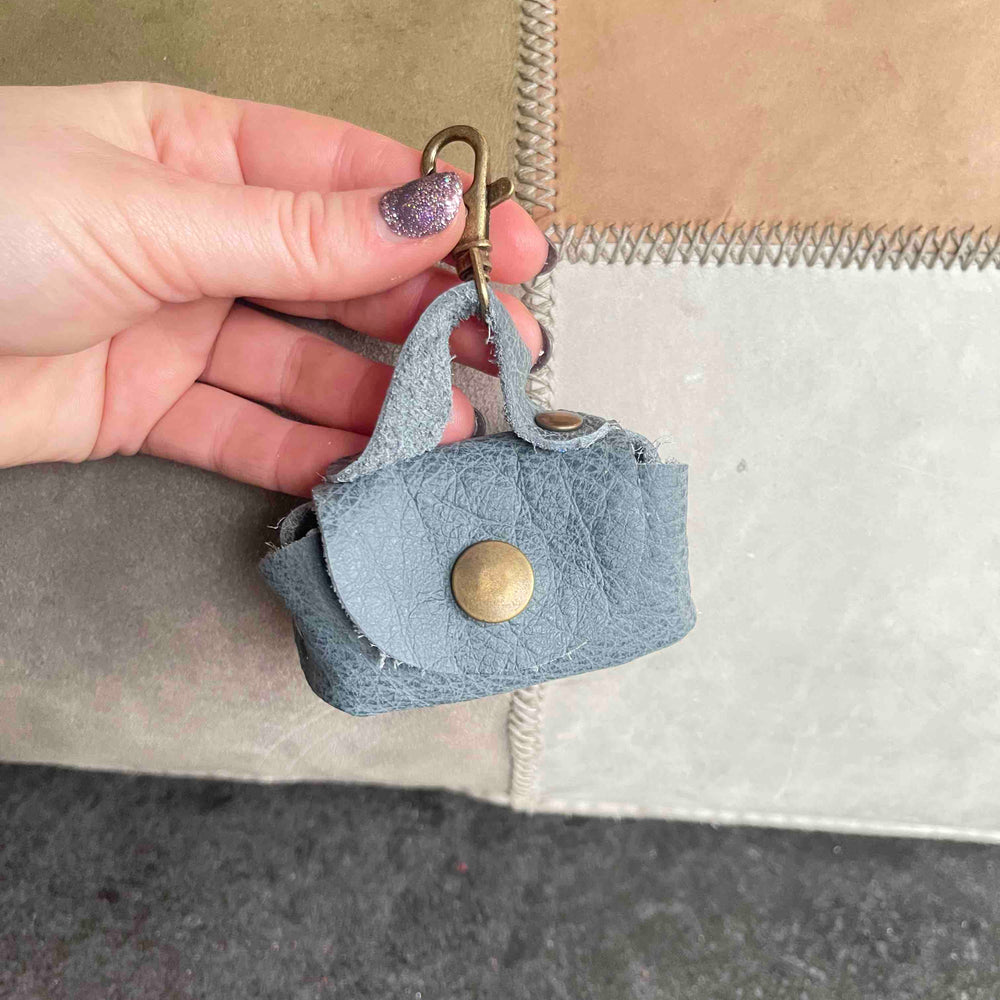 
                      
                        Uitlaattasje-mini-poeptasje-hondenlijn-tasje-meola-leather-dogs-leren-tasje-riem-hond-grijs-blauw2
                      
                    