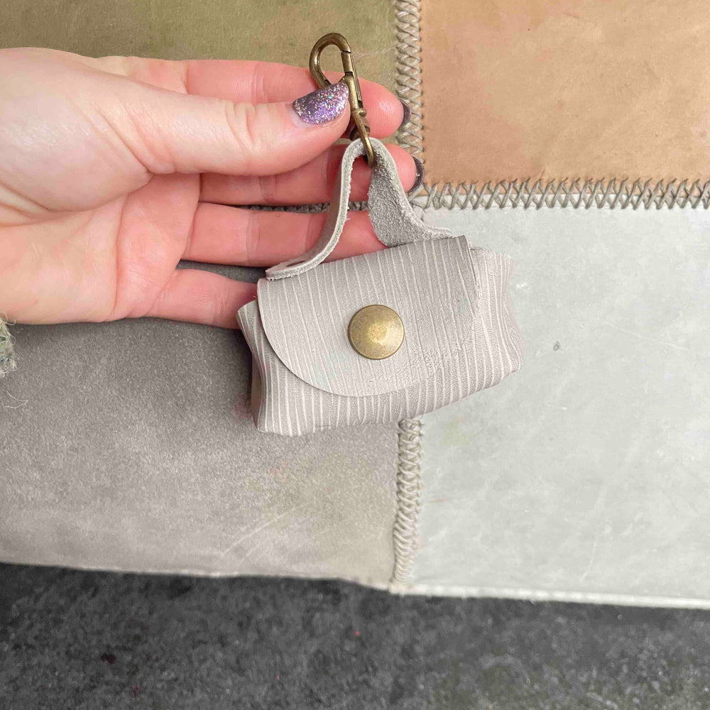 
                      
                        Uitlaattasje-mini-poeptasje-hondenlijn-tasje-meola-leather-dogs-leren-tasje-riem-hond-grijs-streep
                      
                    