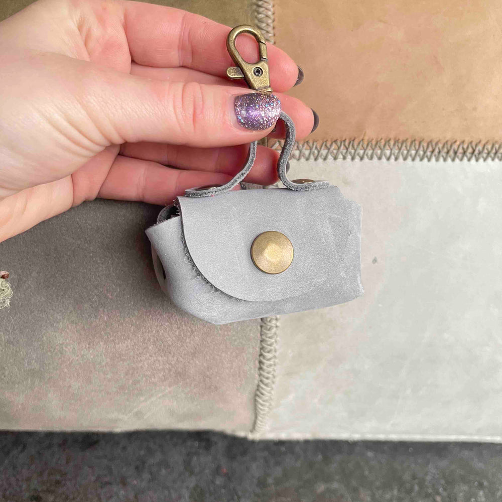 
                      
                        Uitlaattasje-mini-poeptasje-hondenlijn-tasje-meola-leather-dogs-leren-tasje-riem-hond-grijs
                      
                    