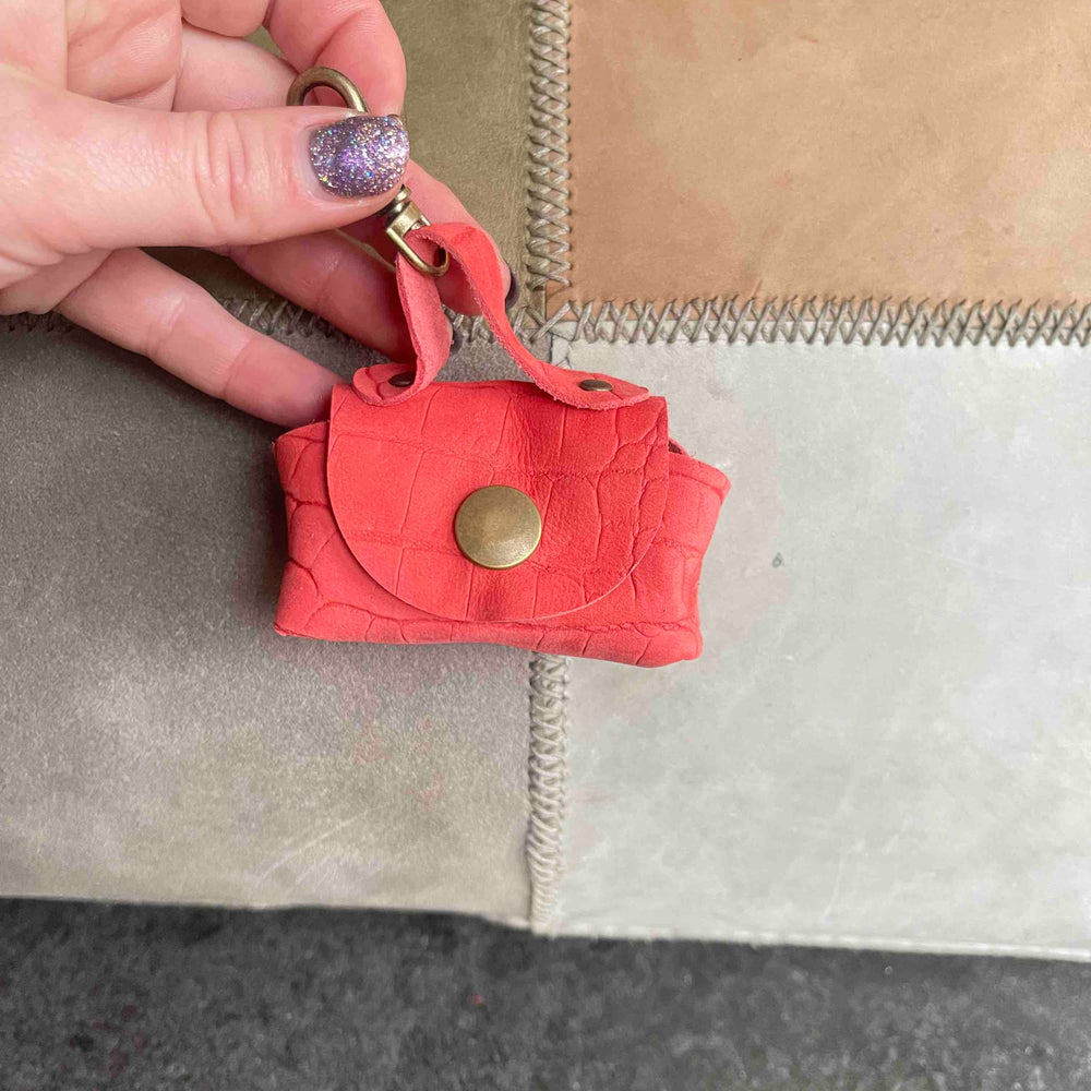 
                      
                        Uitlaattasje-mini-poeptasje-hondenlijn-tasje-meola-leather-dogs-leren-tasje-riem-hond-koraal-kroko
                      
                    