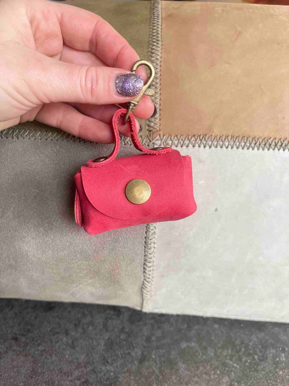 Uitlaattasje-mini-poeptasje-hondenlijn-tasje-meola-leather-dogs-leren-tasje-riem-hond-koraal