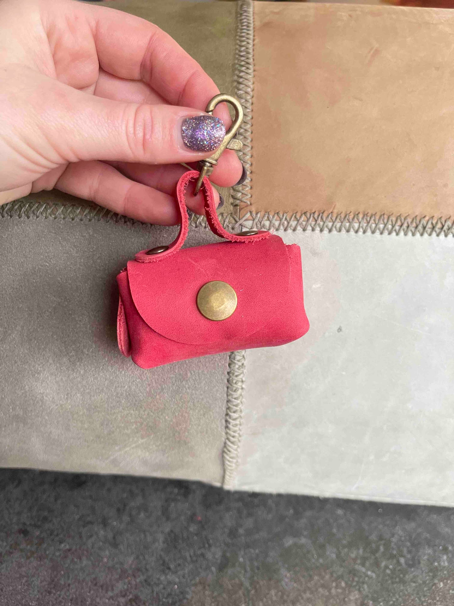 Uitlaattasje-mini-poeptasje-hondenlijn-tasje-meola-leather-dogs-leren-tasje-riem-hond-koraal