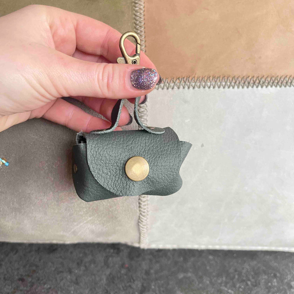
                      
                        Uitlaattasje-mini-poeptasje-hondenlijn-tasje-meola-leather-dogs-leren-tasje-riem-hond-legergroen-donker-mat
                      
                    