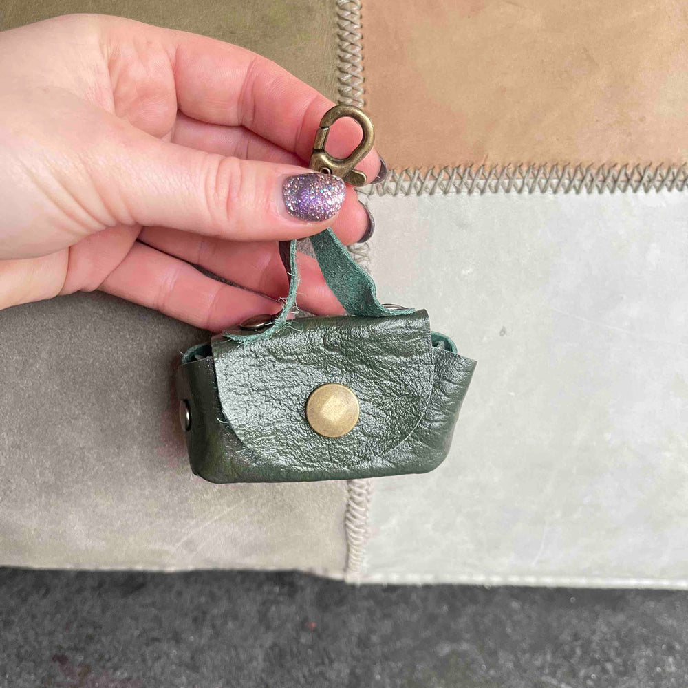 
                      
                        Uitlaattasje-mini-poeptasje-hondenlijn-tasje-meola-leather-dogs-leren-tasje-riem-hond-legergroen-donker
                      
                    