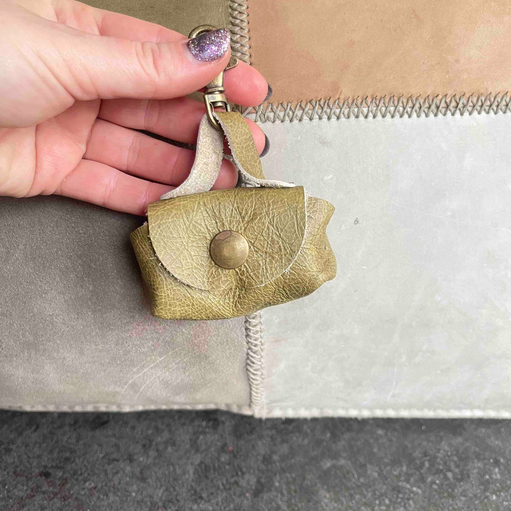 
                      
                        Uitlaattasje-mini-poeptasje-hondenlijn-tasje-meola-leather-dogs-leren-tasje-riem-hond-legergroen-licht
                      
                    