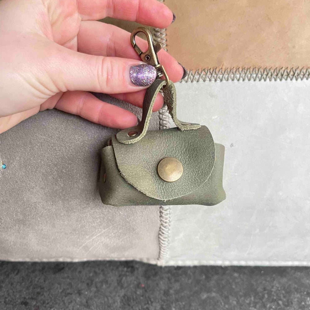 
                      
                        Uitlaattasje-mini-poeptasje-hondenlijn-tasje-meola-leather-dogs-leren-tasje-riem-hond-legergroen
                      
                    