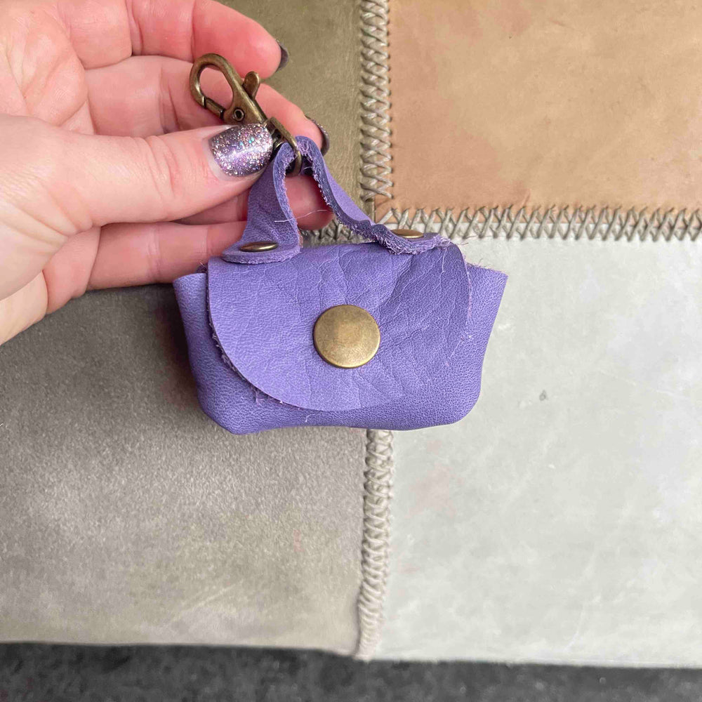 
                      
                        Uitlaattasje-mini-poeptasje-hondenlijn-tasje-meola-leather-dogs-leren-tasje-riem-hond-paars
                      
                    