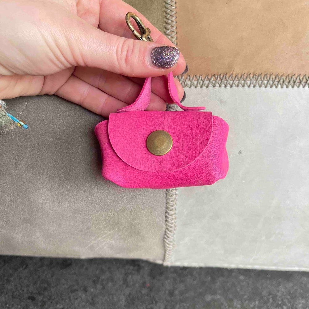 
                      
                        Uitlaattasje-mini-poeptasje-hondenlijn-tasje-meola-leather-dogs-leren-tasje-riem-hond-roze-fel
                      
                    