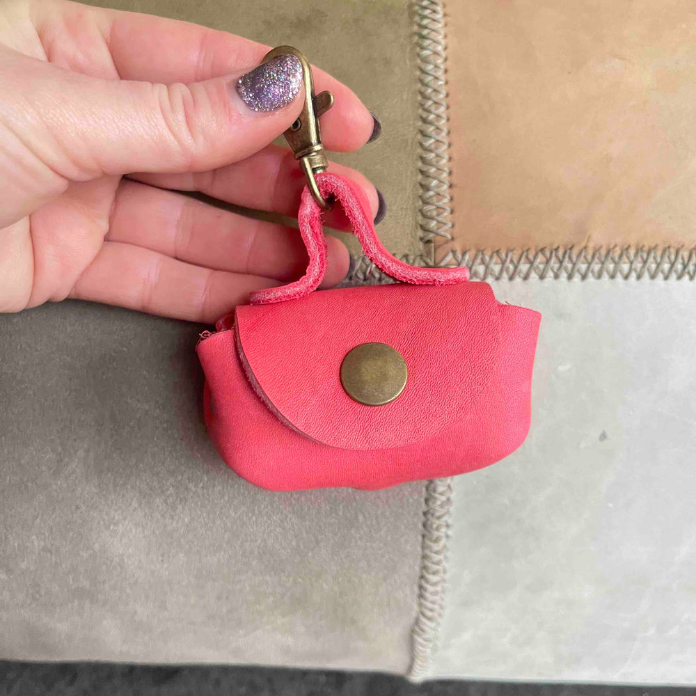 
                      
                        Uitlaattasje-mini-poeptasje-hondenlijn-tasje-meola-leather-dogs-leren-tasje-riem-hond-roze-neon
                      
                    