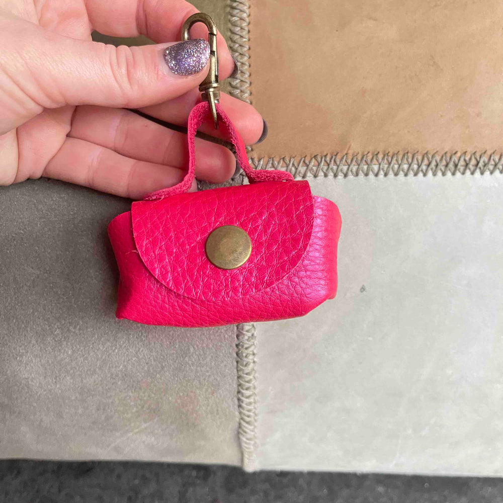 
                      
                        Uitlaattasje-mini-poeptasje-hondenlijn-tasje-meola-leather-dogs-leren-tasje-riem-hond-roze-paars-metallic
                      
                    