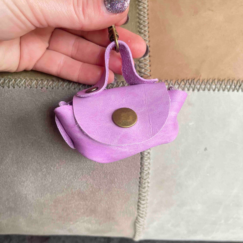 
                      
                        Uitlaattasje-mini-poeptasje-hondenlijn-tasje-meola-leather-dogs-leren-tasje-riem-hond-roze-paars
                      
                    