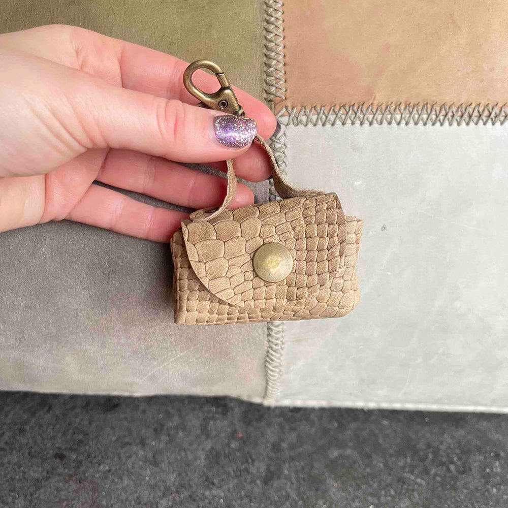 
                      
                        Uitlaattasje-mini-poeptasje-hondenlijn-tasje-meola-leather-dogs-leren-tasje-riem-hond-taupe
                      
                    