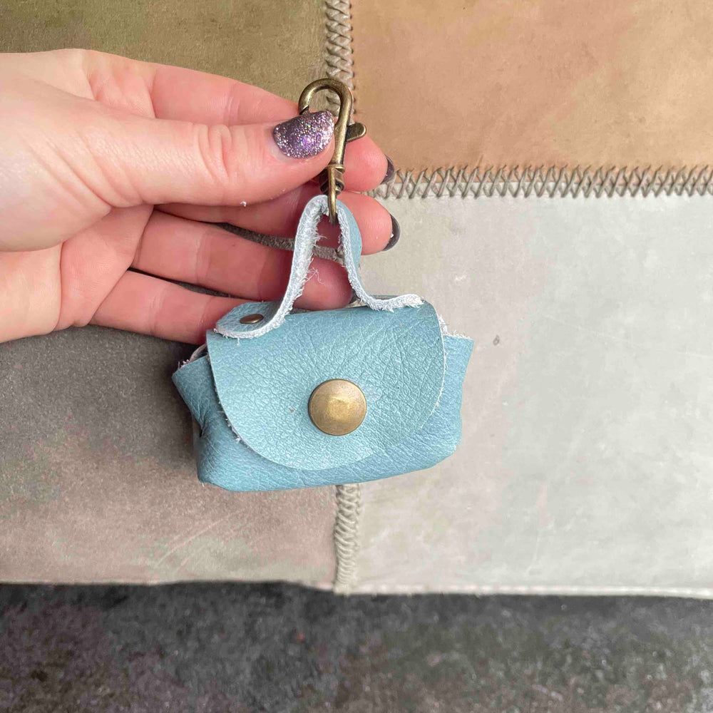
                      
                        Uitlaattasje-mini-poeptasje-hondenlijn-tasje-meola-leather-dogs-leren-tasje-riem-hond-zeeblauw
                      
                    