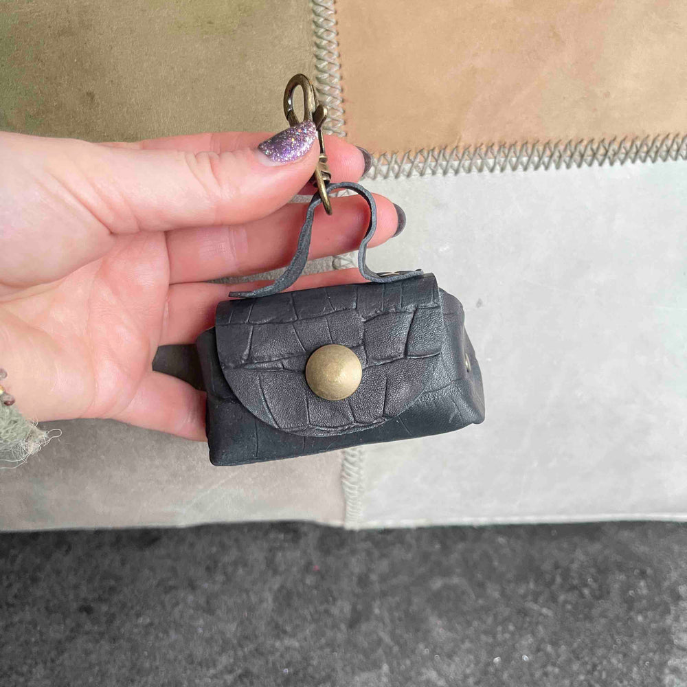 
                      
                        Uitlaattasje-mini-poeptasje-hondenlijn-tasje-meola-leather-dogs-leren-tasje-riem-hond-zwart-kroko
                      
                    