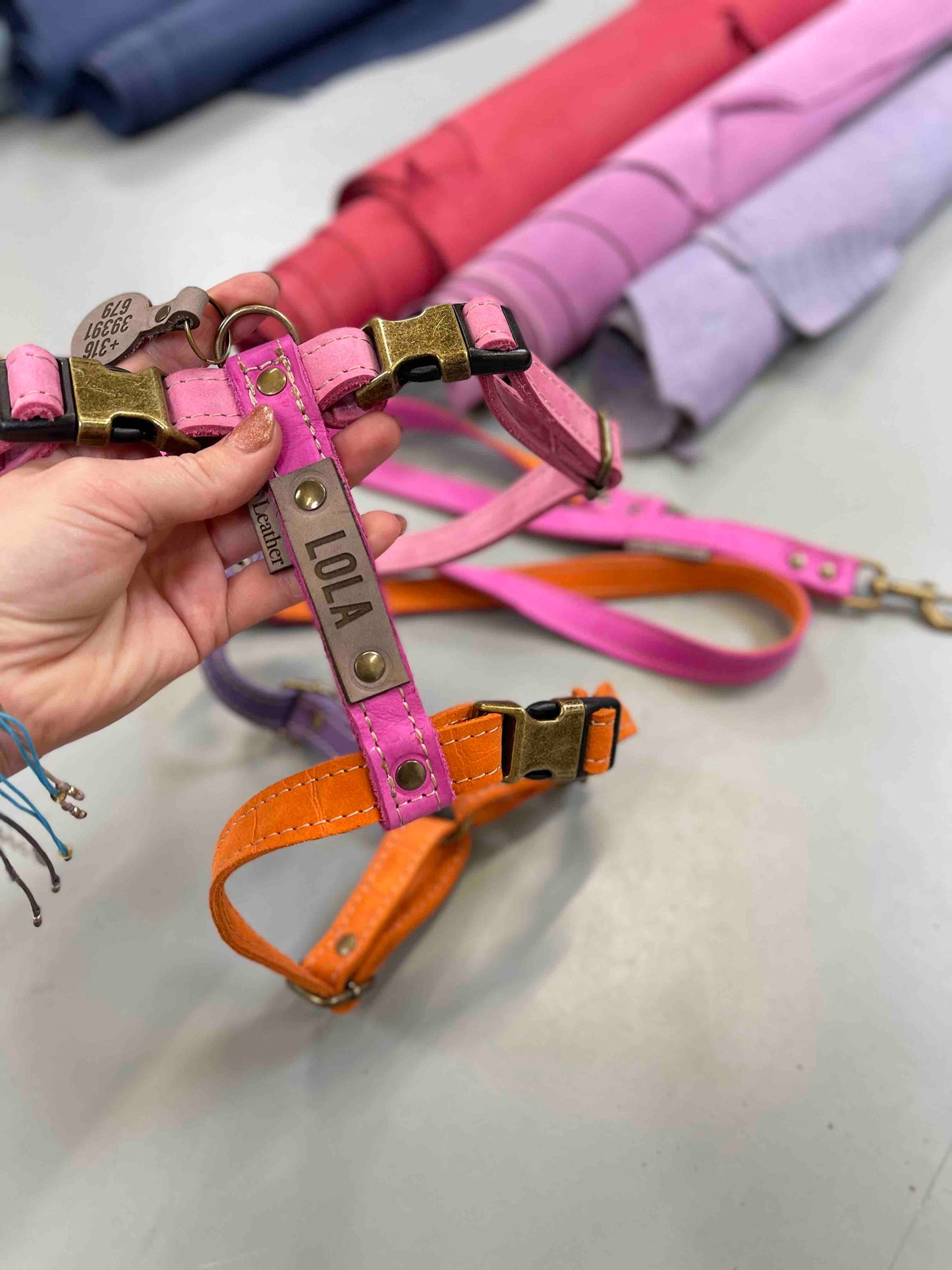 handgemaakt leren y tuig hond op maat meerkleurig oranje roze