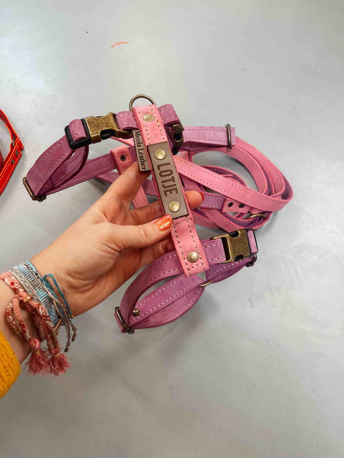 handgemaakt leren y tuig hond op maat meerkleurig roze paars gepersonaliseerd