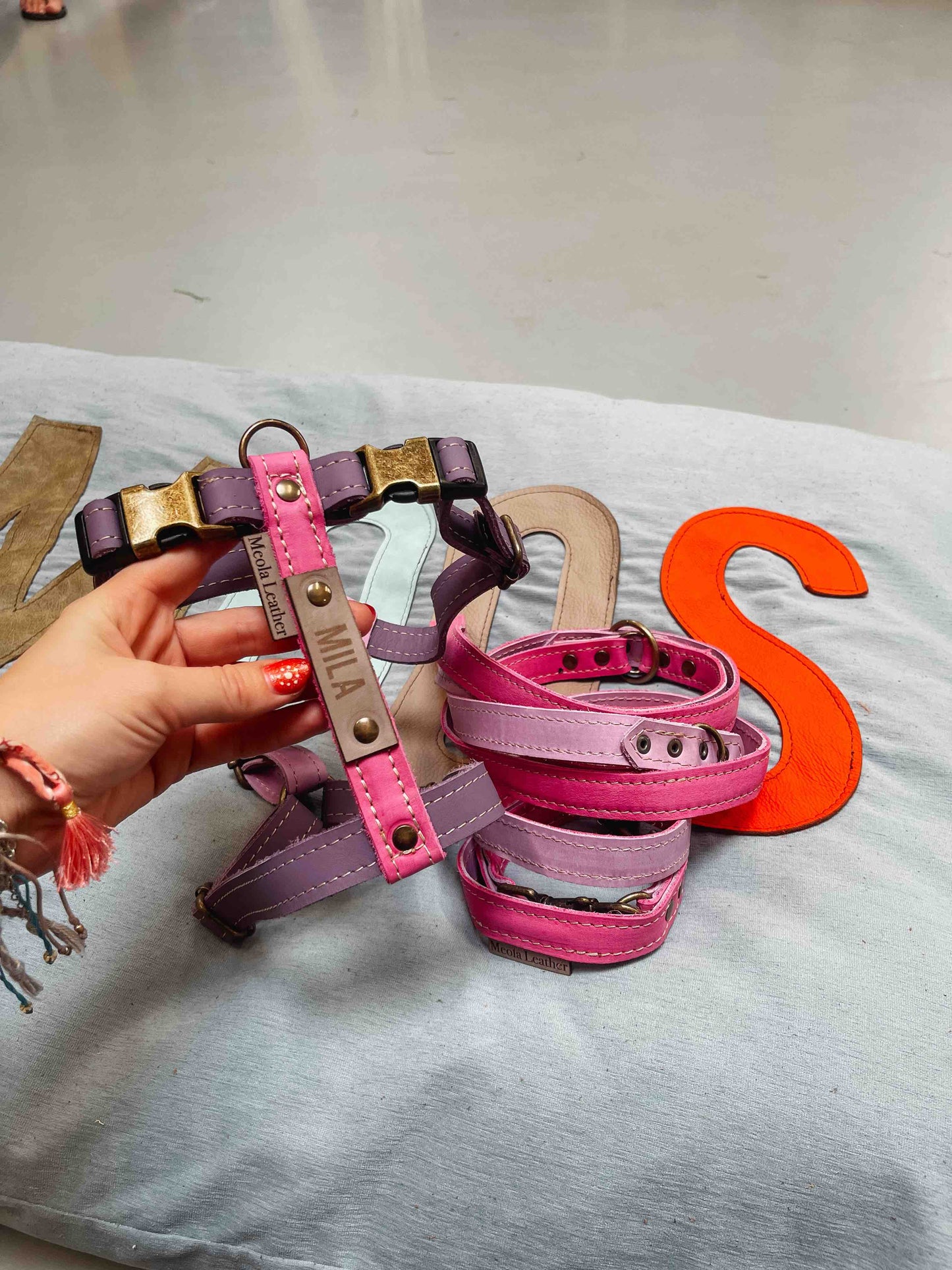handgemaakt leren y tuig hond op maat meerkleurig roze paars mila gepersonaliseerd