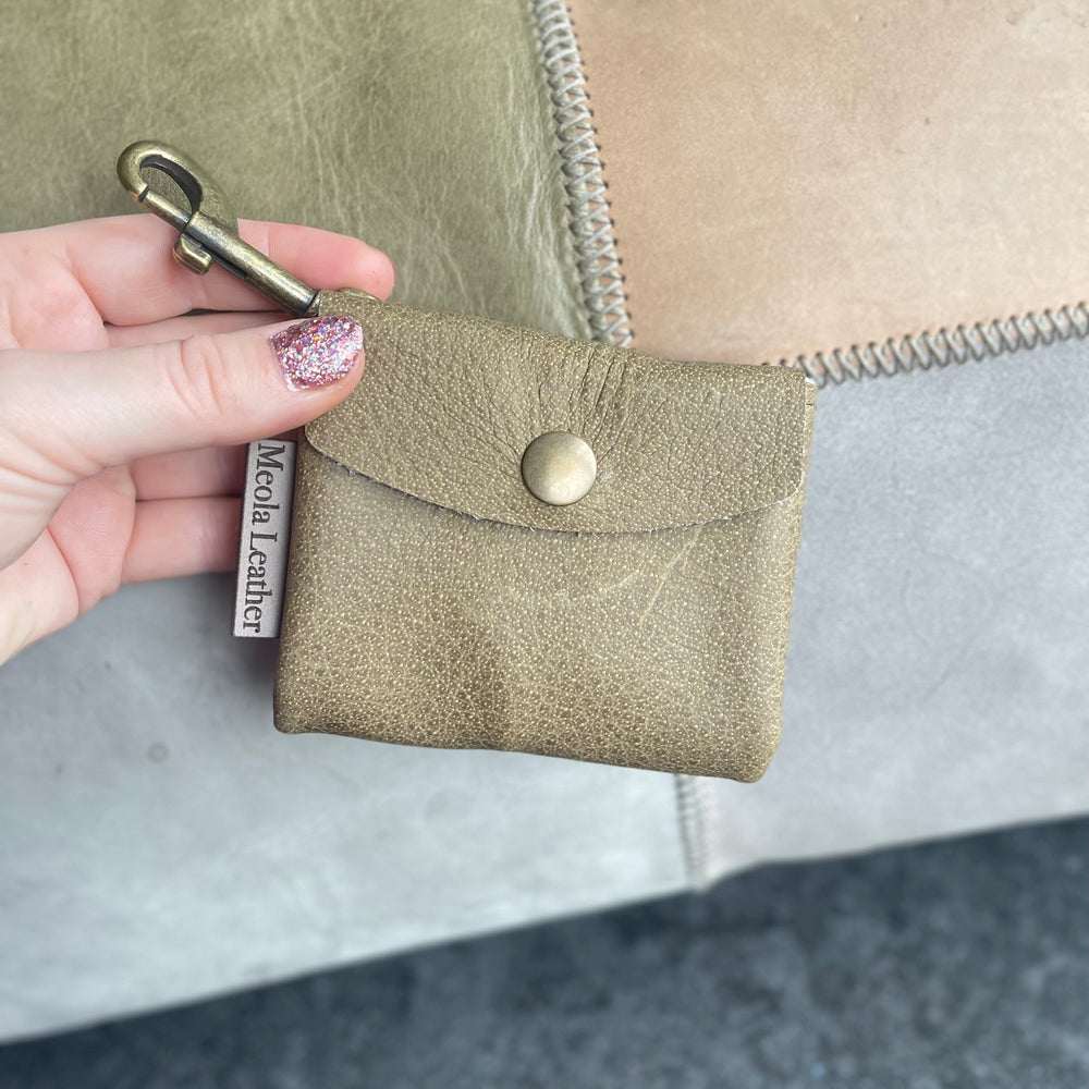 
                      
                        leren handgemaakt uitlaattasje snackbag legergroen
                      
                    