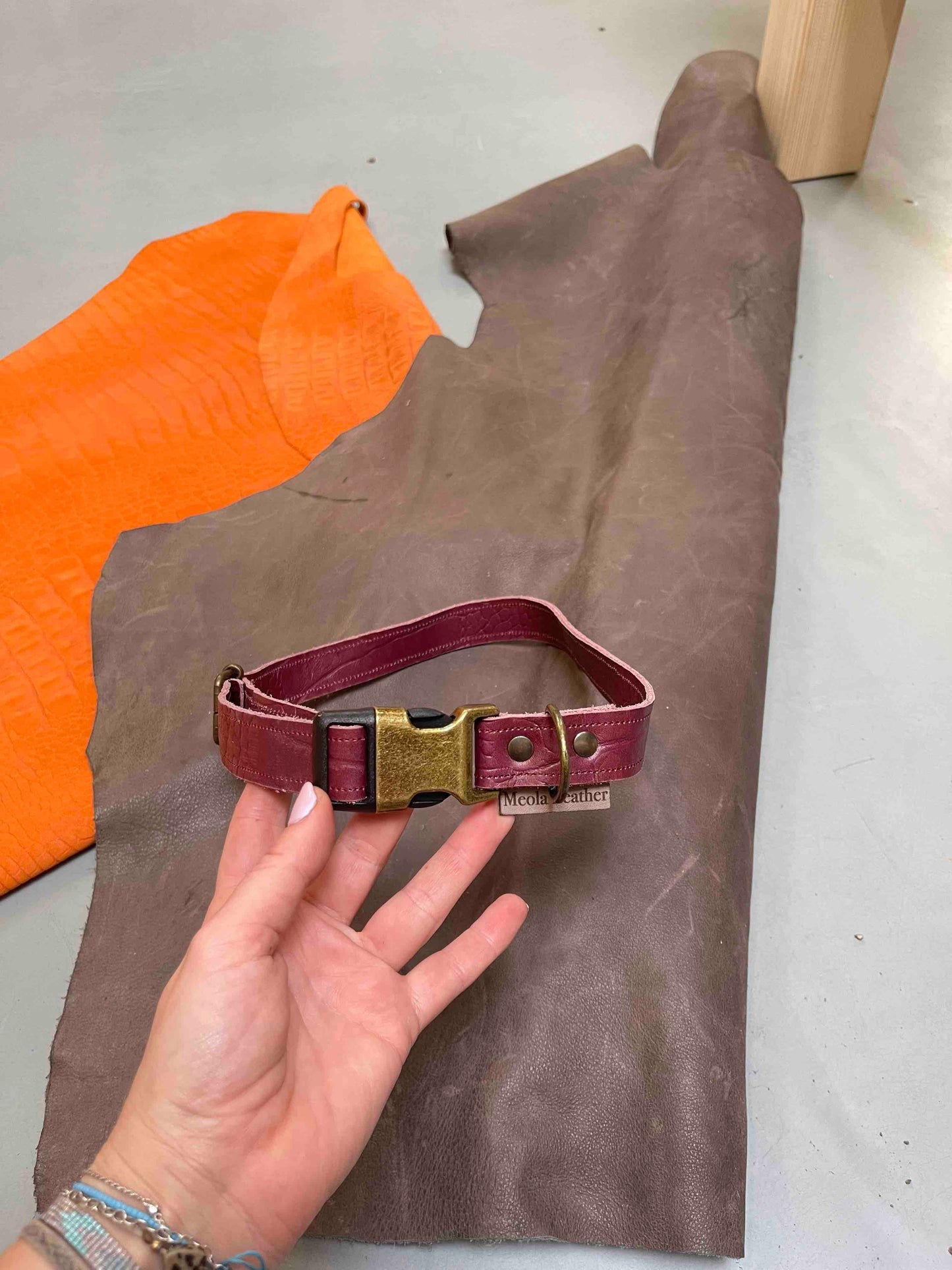 leren klik halsband handgemaakt wijnrood in maat l 25mm breed
