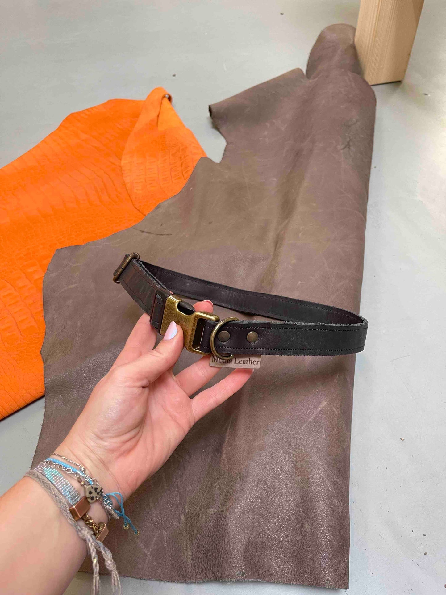 leren klik halsband handgemaakt zwart in maat m en l 20mm 25mm breed