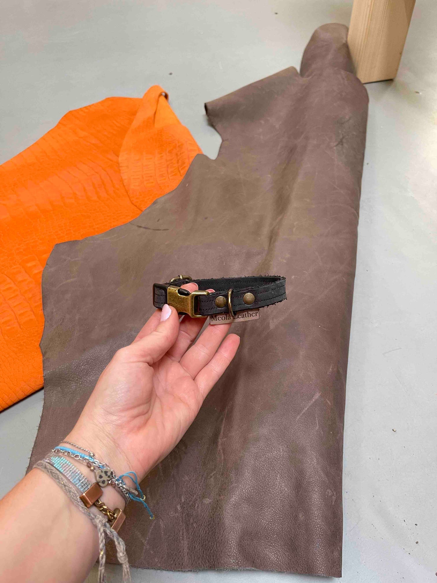 leren klik halsband handgemaakt zwart in maat s 15mm breed