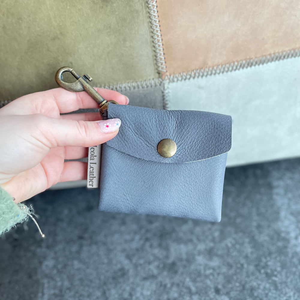 
                      
                        leren snackbag uitlaattasje grijs handgemaakt
                      
                    