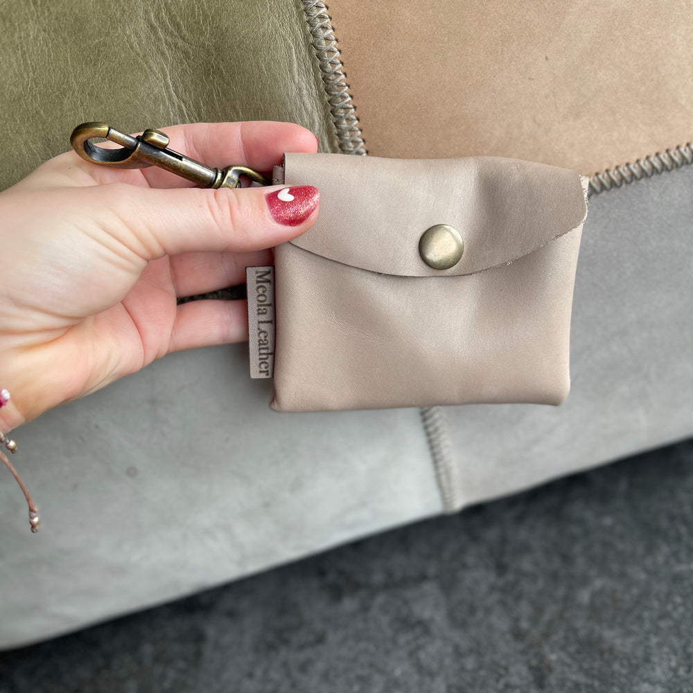 
                      
                        leren snackbag uitlaattasje hond voor aan je lijn riem handgemaakt beige
                      
                    