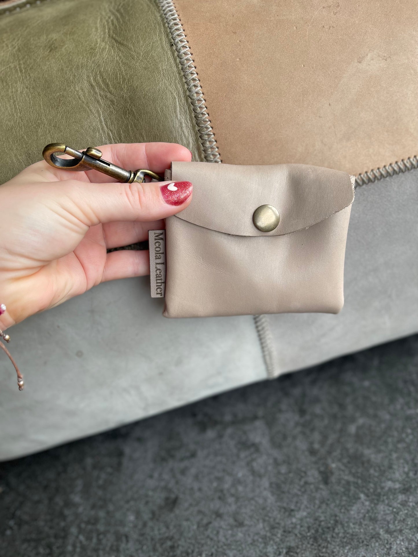 leren snackbag uitlaattasje hond voor aan je lijn riem handgemaakt beige
