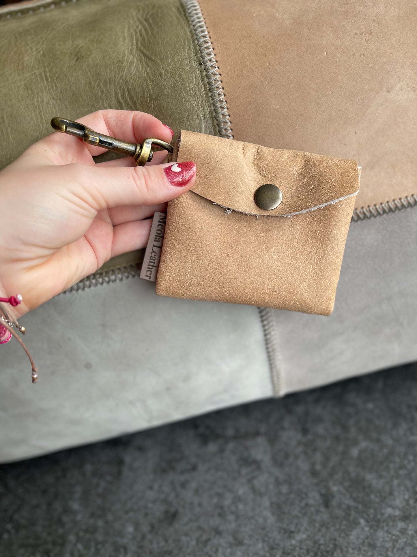 leren snackbag uitlaattasje hond voor aan je lijn riem handgemaakt beige kleur