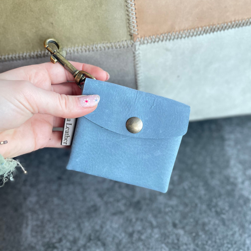 
                      
                        leren snackbag uitlaattasje jeans blauw handgemaakt
                      
                    
