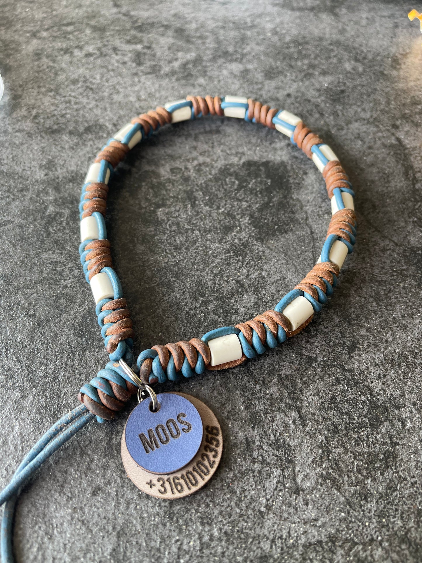 leren tekenketting hond met naam en telefoonnummer gepersonaliseerd