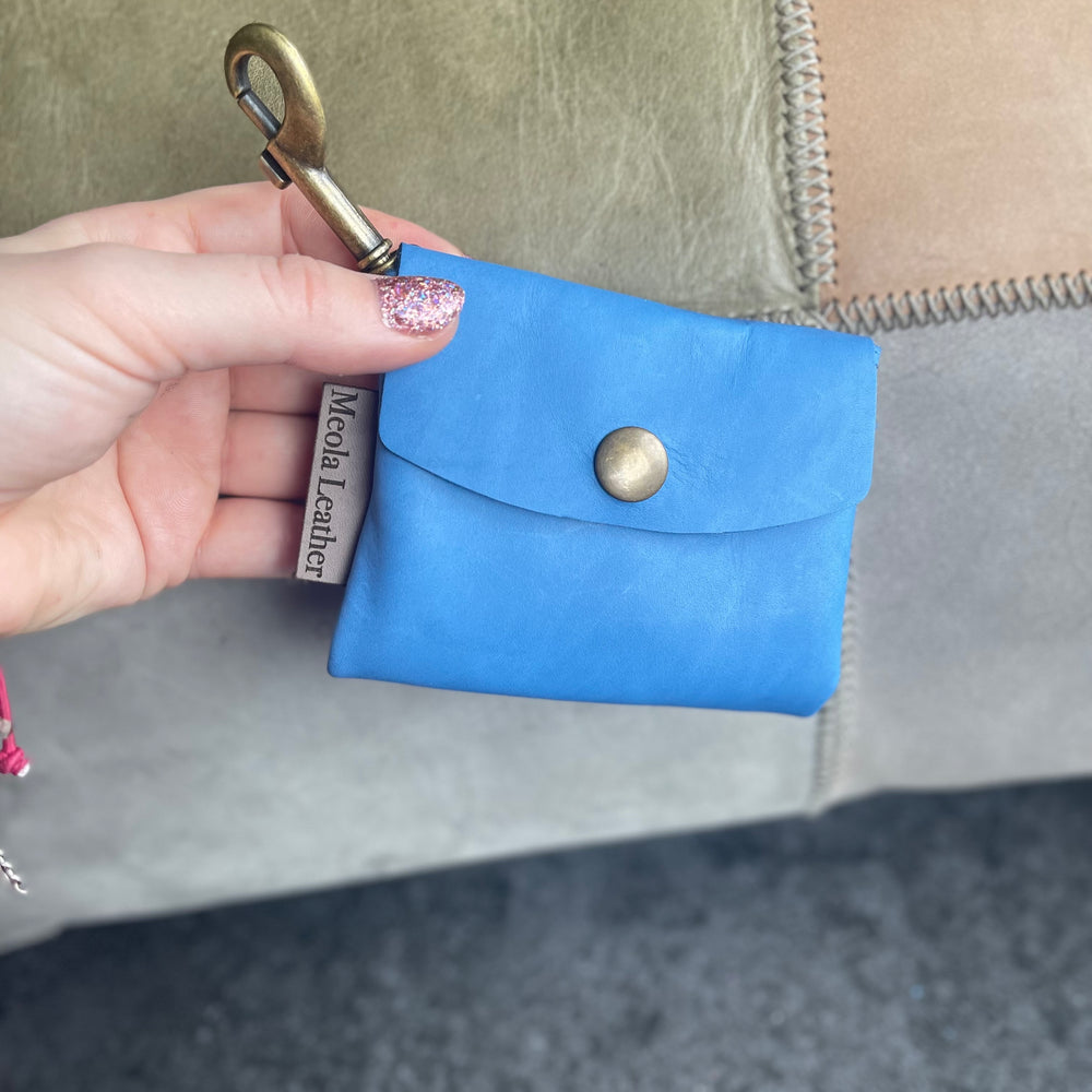 
                      
                        leren uitlaattasje snackbag handgemaakt fel blauw
                      
                    