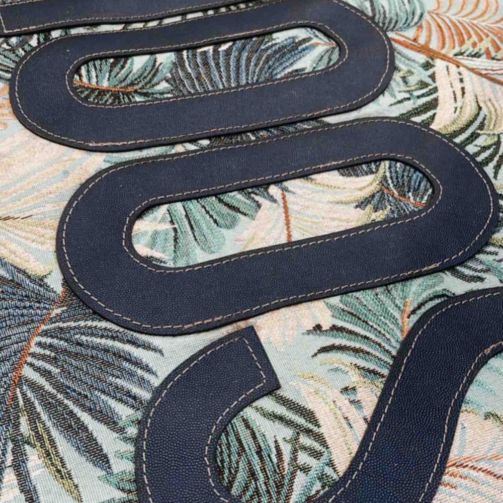 
                      
                        luxe hondenkussen hondenmand benchkussen gepersonaliseerd met naam 100x70 50x70 blad print blauw namen detaill
                      
                    