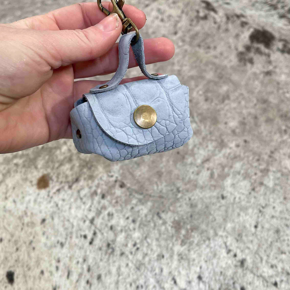 
                      
                        mini uitlaattasje poeptasje hond handgemaakt leer meola leather dogs lichtblauw
                      
                    