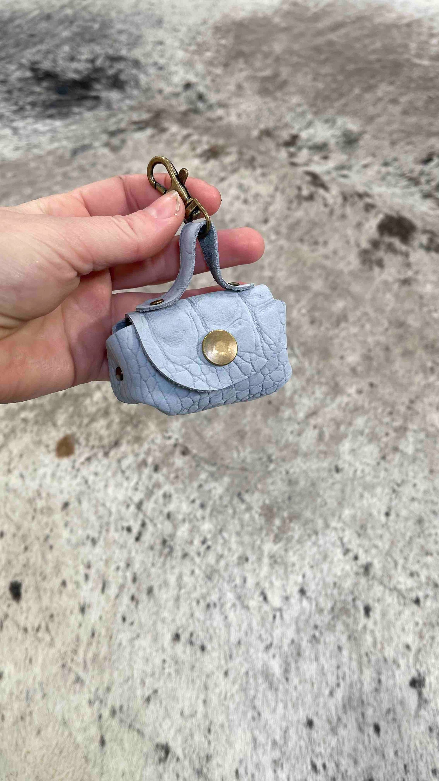 mini uitlaattasje poeptasje hond handgemaakt leer meola leather dogs lichtblauw