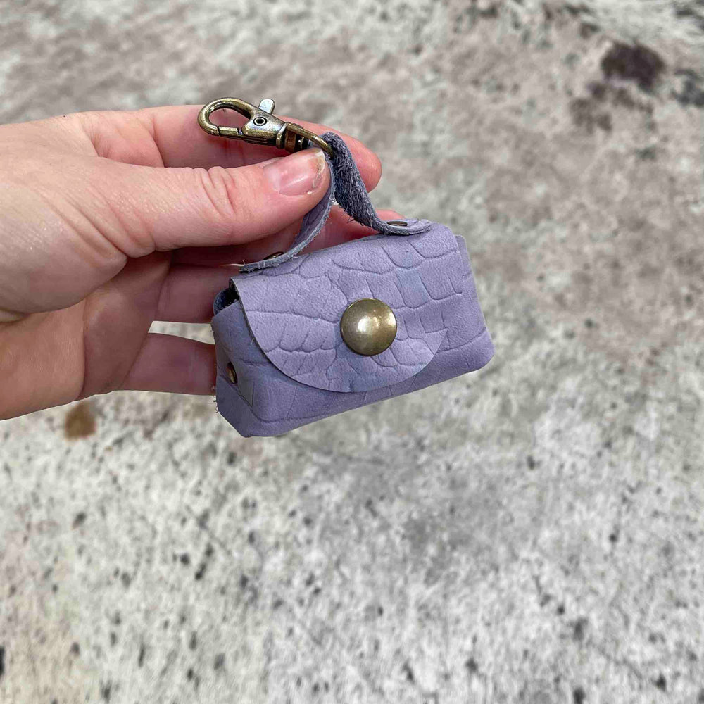 
                      
                        mini uitlaattasje poeptasje hond handgemaakt leer meola leather dogs lila
                      
                    
