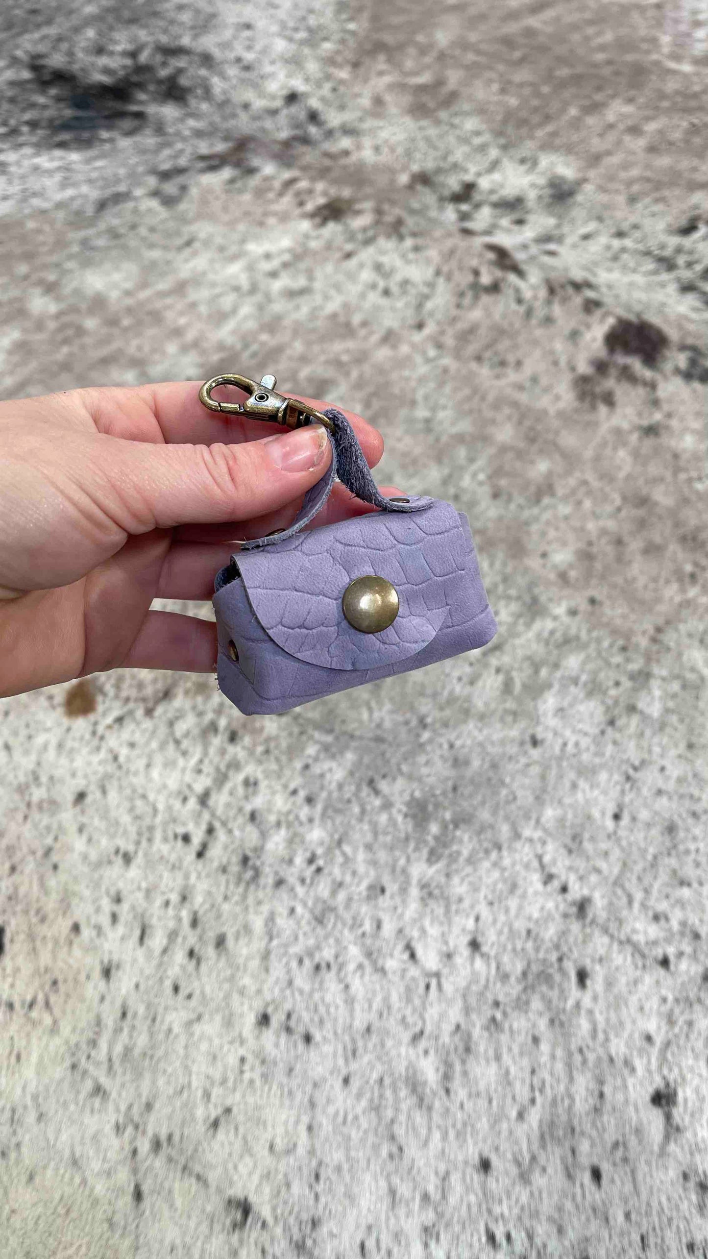 mini uitlaattasje poeptasje hond handgemaakt leer meola leather dogs lila