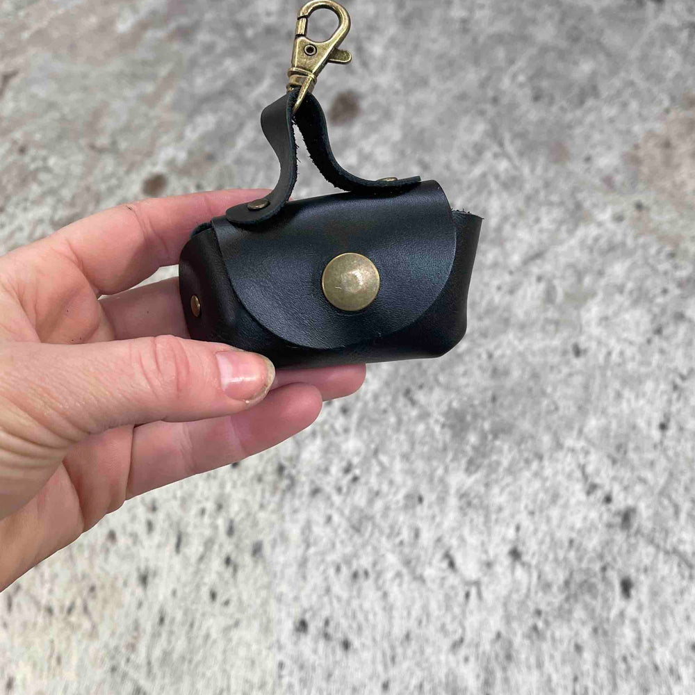 
                      
                        mini uitlaattasje poeptasje hond handgemaakt leer meola leather dogs zwart glim
                      
                    