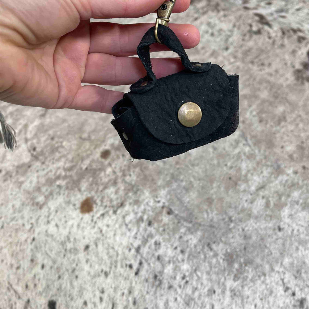
                      
                        mini uitlaattasje poeptasje hond handgemaakt leer meola leather dogs zwart mat
                      
                    