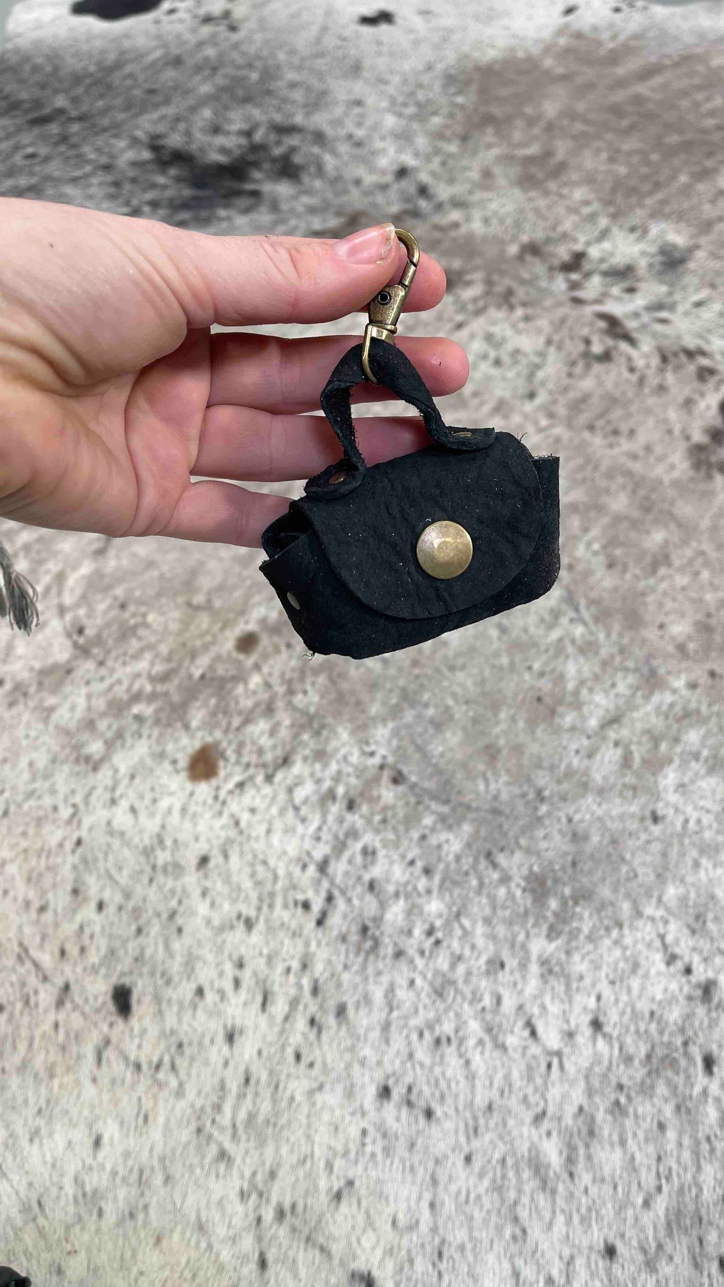 mini uitlaattasje poeptasje hond handgemaakt leer meola leather dogs zwart mat