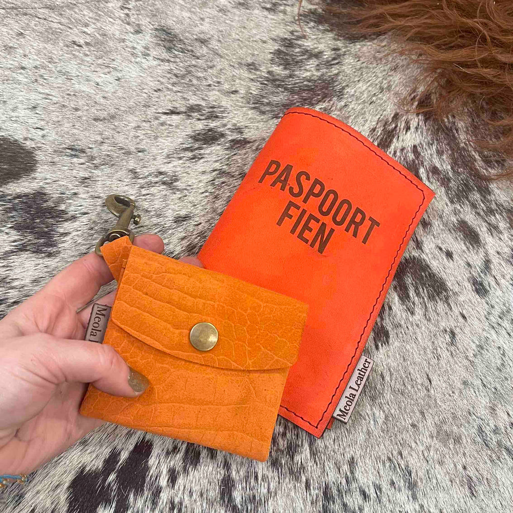 
                      
                        paspoorthoes-hond-met-naam-oranje
                      
                    