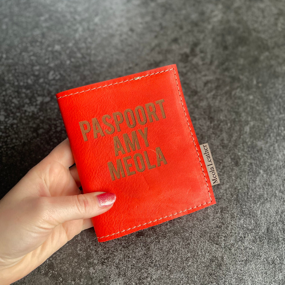paspoorthoes-leer-gerpersonaliseerd-mensenpaspoort-naam-op-paspoort-leer-fel-oranje