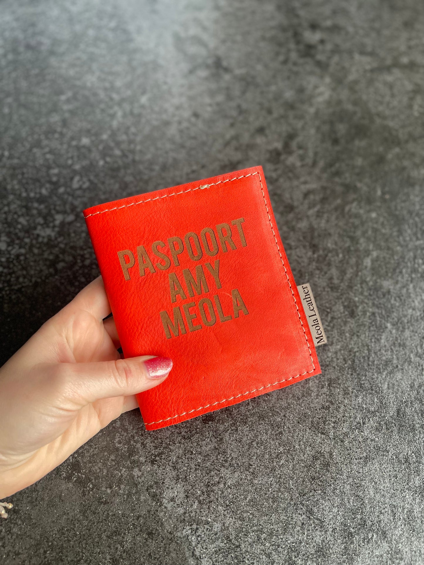 paspoorthoes-leer-gerpersonaliseerd-mensenpaspoort-naam-op-paspoort-leer-fel-oranje