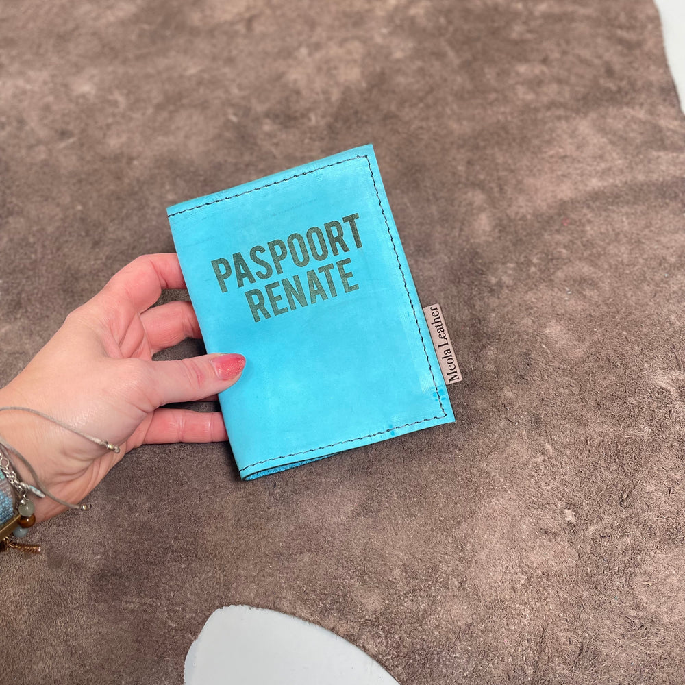 
                      
                        paspoorthoes-leer-gerpersonaliseerd-mensenpaspoort-naam-op-paspoort-leer-lichtblauw
                      
                    