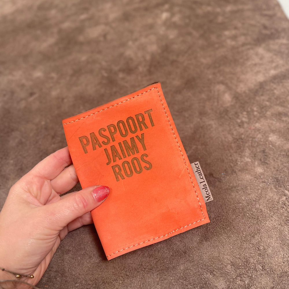 paspoorthoes-leer-gerpersonaliseerd-mensenpaspoort-naam-op-paspoort-leer-oranje