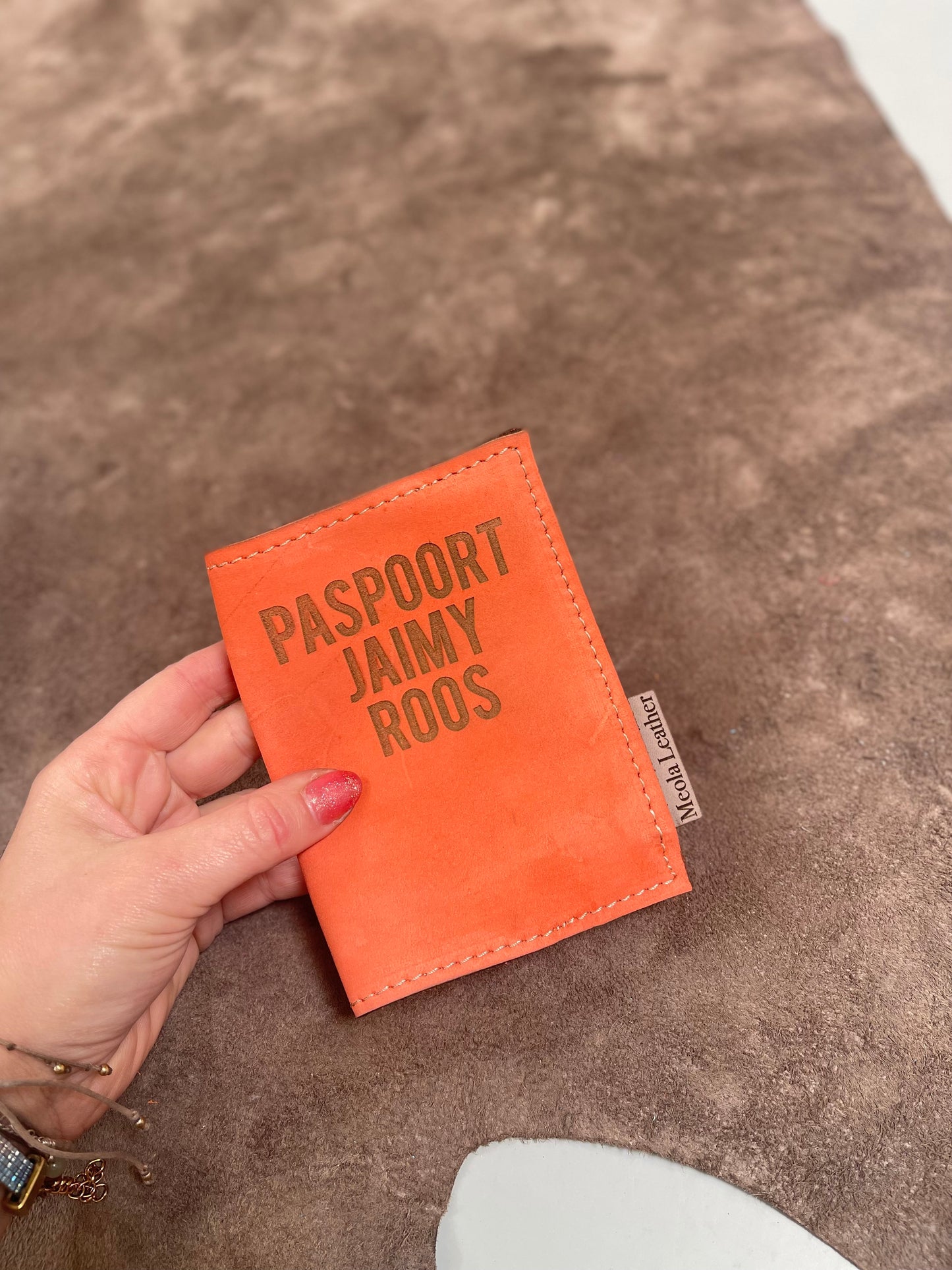 paspoorthoes-leer-gerpersonaliseerd-mensenpaspoort-naam-op-paspoort-leer-oranje